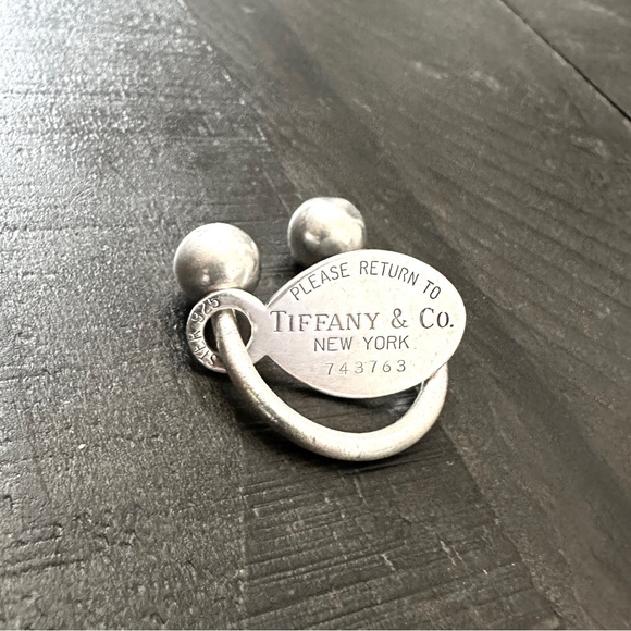 ❌SOLD❌ 💎 Tiffany & Co. Sterling Silver 'RETURN TO TIFFANY' Dog Tag Keyring - Picture 2 of 13